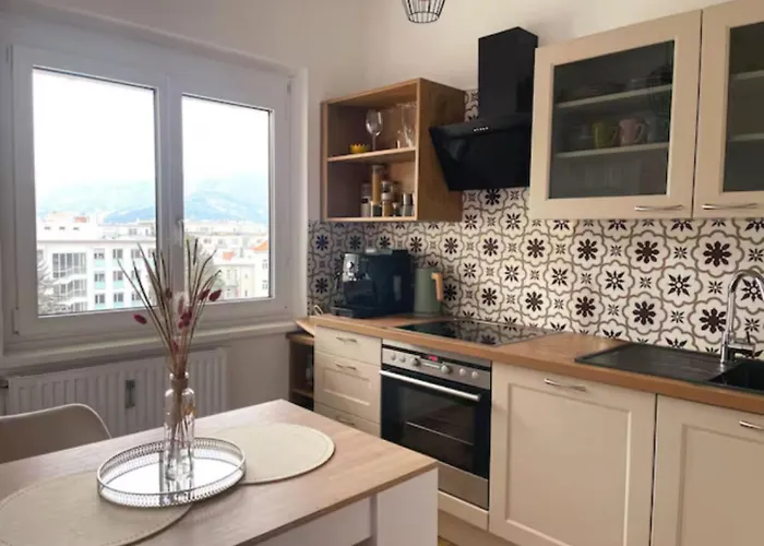 Tamliving Graz Zentrum Balkon Kueche Smart Tv Ausblick